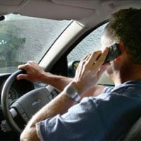 conducir_movil_g Hombre con móvil mientras conduce