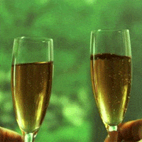 Enviar un mensaje por WhatsApp es tan tradicional en Nochevieja como el brindis.