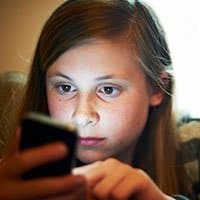 Siempre es bueno concienciar a nuestros hijos de hacer un buen uso del móvil. 