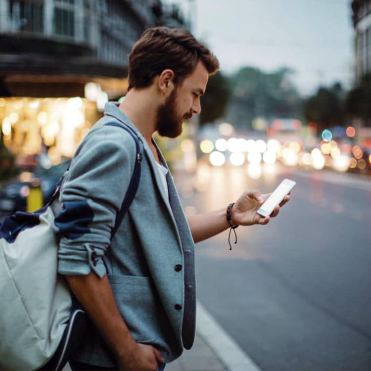 Hablar por el teléfono móvil en la calle podría ser ilegar