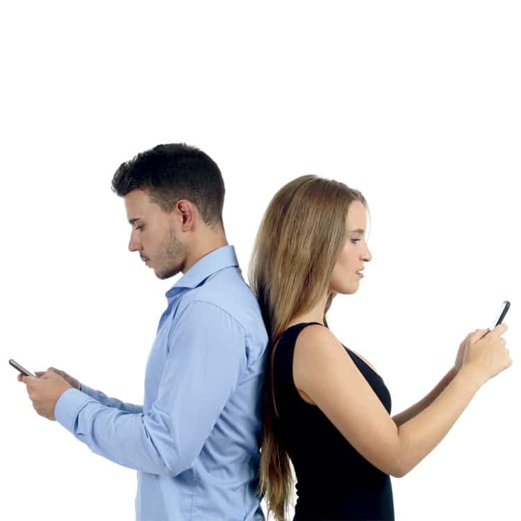 ¿Son más adictas las mujeres al móvil que los hombres?