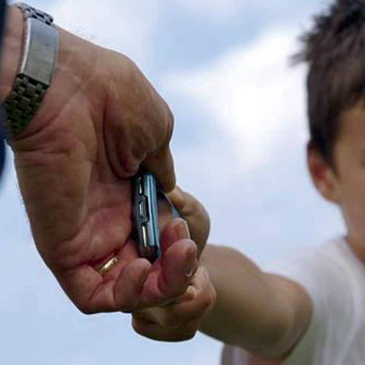 los padres e hijos y la relación con el teléfono móvil