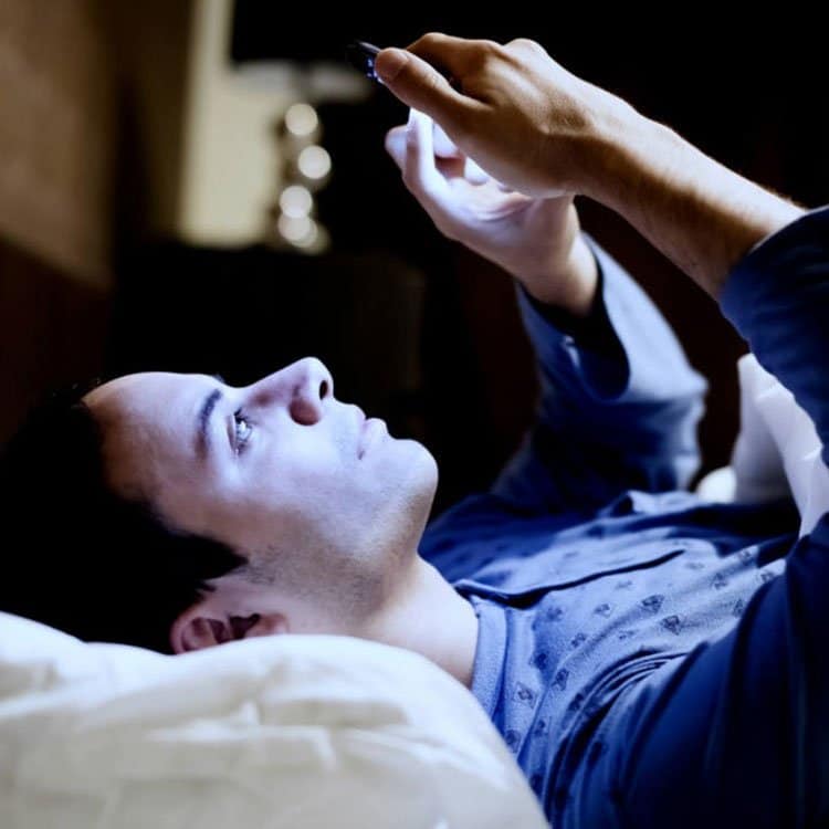 dormir con el móvil